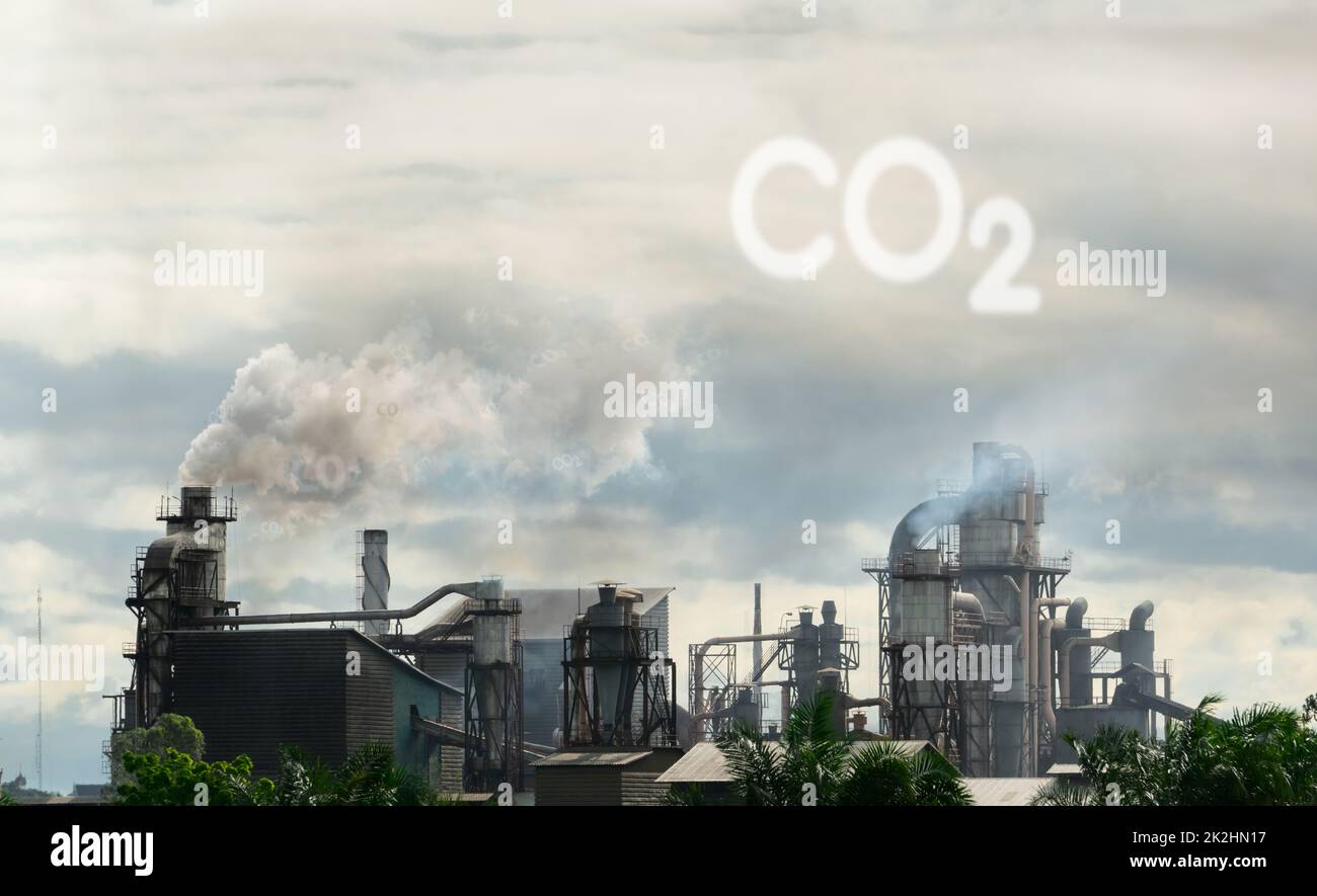 CO2-Emissionen. CO2 Treibhausgasemissionen aus Fabrikschornsteinen. Kohlendioxidgas globale Luftklimaverschmutzung. Kohlendioxid in der Erdatmosphäre. Treibhausgas. Rauchemissionen aus Schornsteinen. Stockfoto