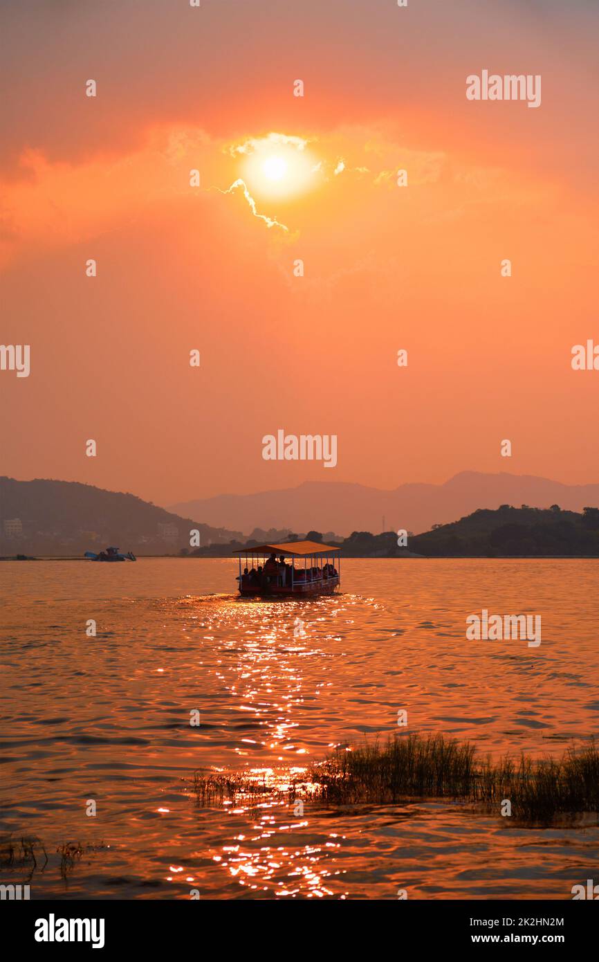 Boot in See Pichola auf den Sonnenuntergang. Udaipur, Rajasthan, Indien Stockfoto