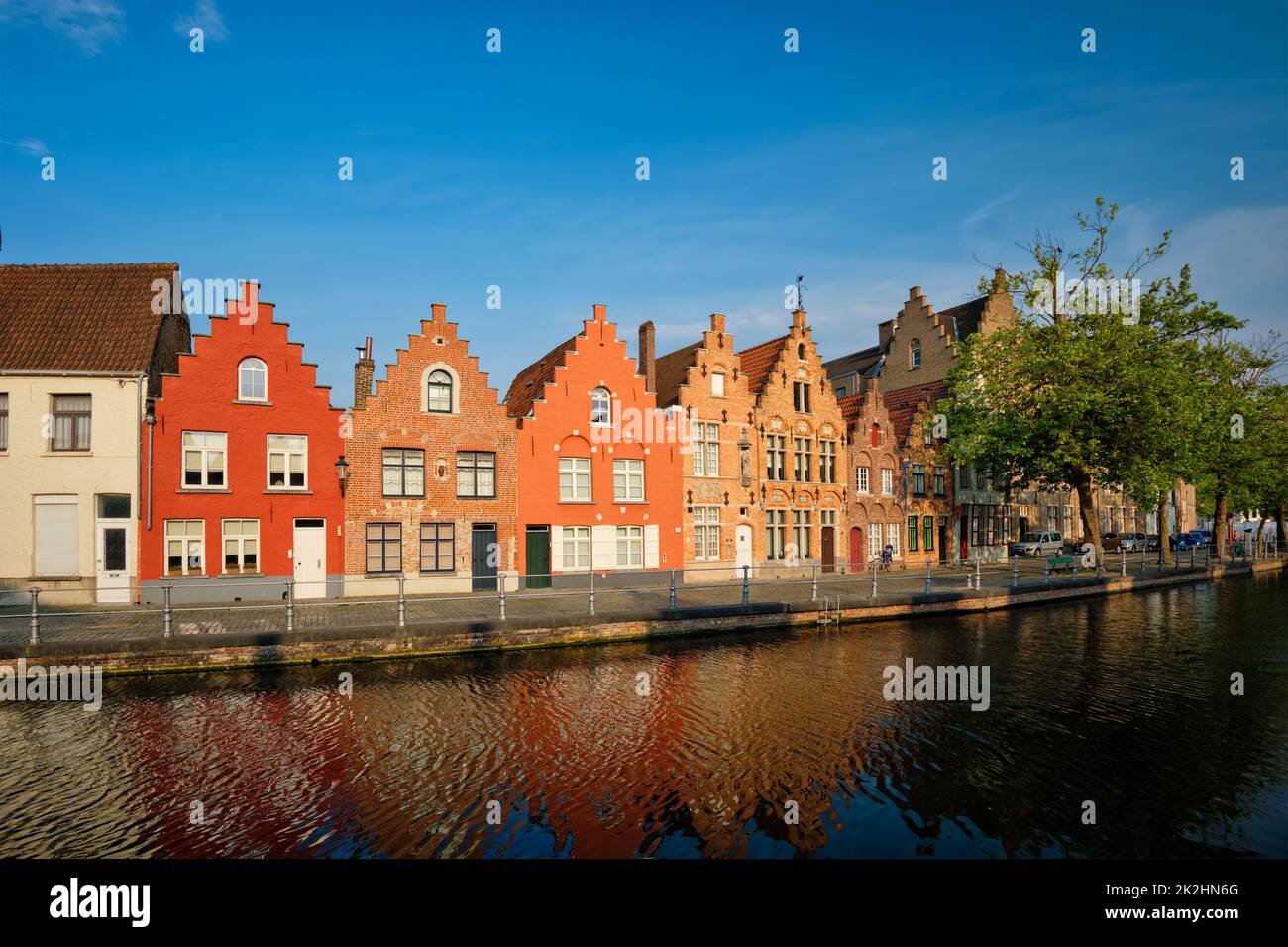 Kanal und alte Häuser. Brügge (Brügge), Belgien Stockfoto