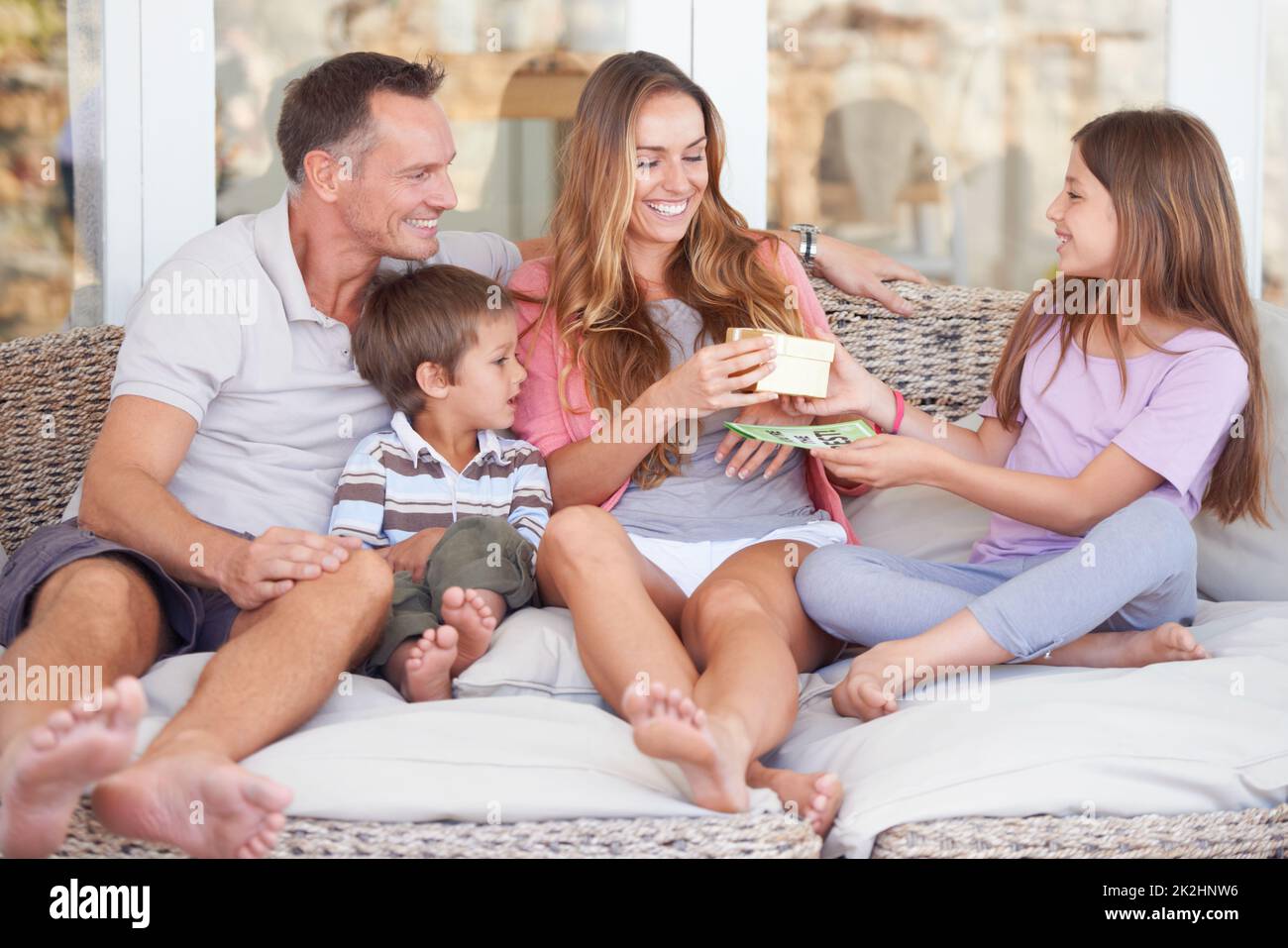 Verdirbt Mama an diesem besonderen Tag. Glückliche junge Familie von vier feiert Muttertag. Stockfoto