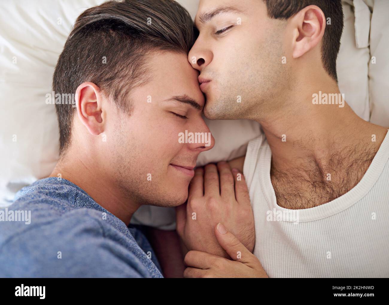 Hes meine bessere Hälfte. Aufnahme eines jungen schwulen Paares, das sich im Bett entspannt. Stockfoto