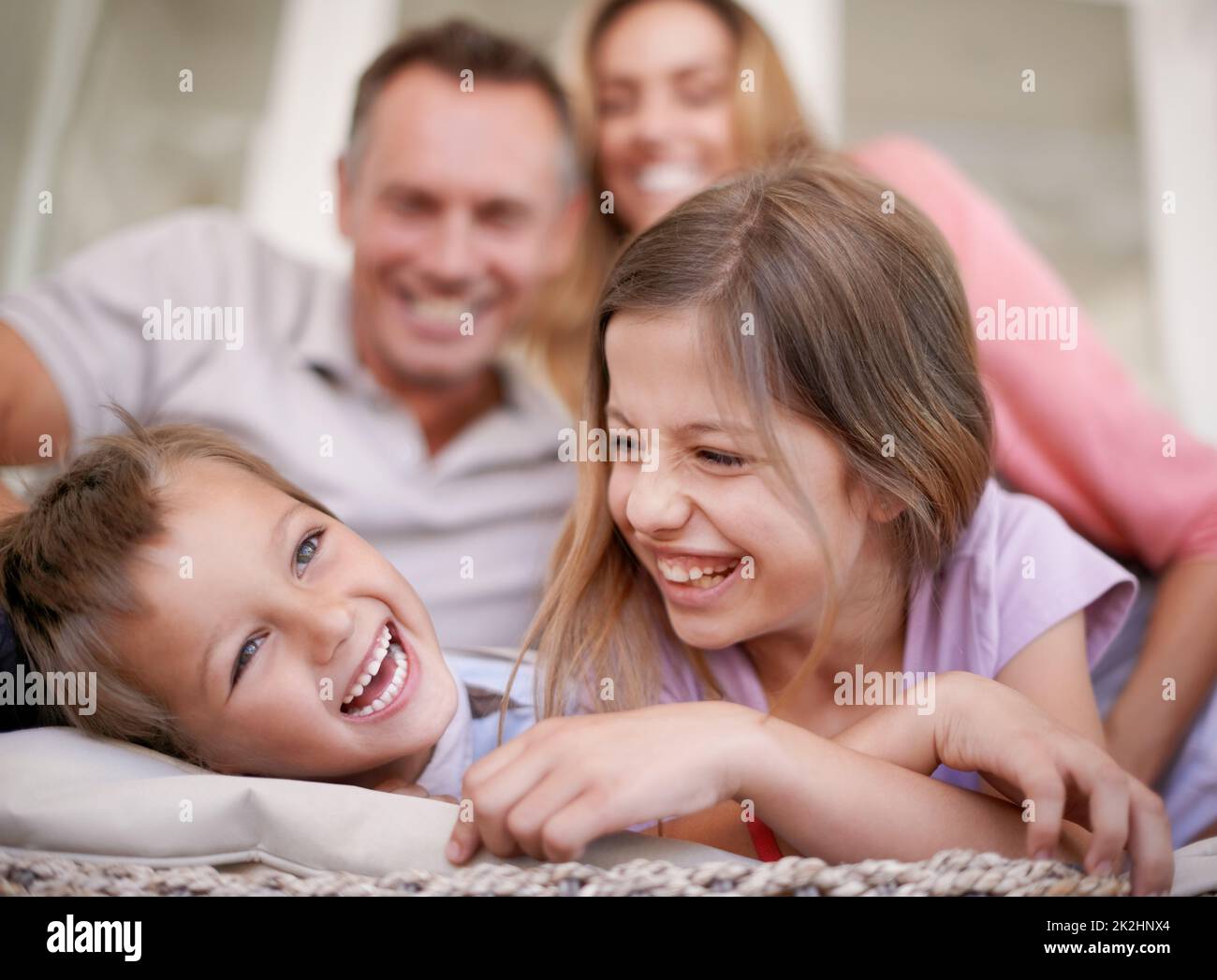 Die Familie, die zusammen lacht. Aufnahme einer glücklichen jungen Familie, die zusammen spielt. Stockfoto