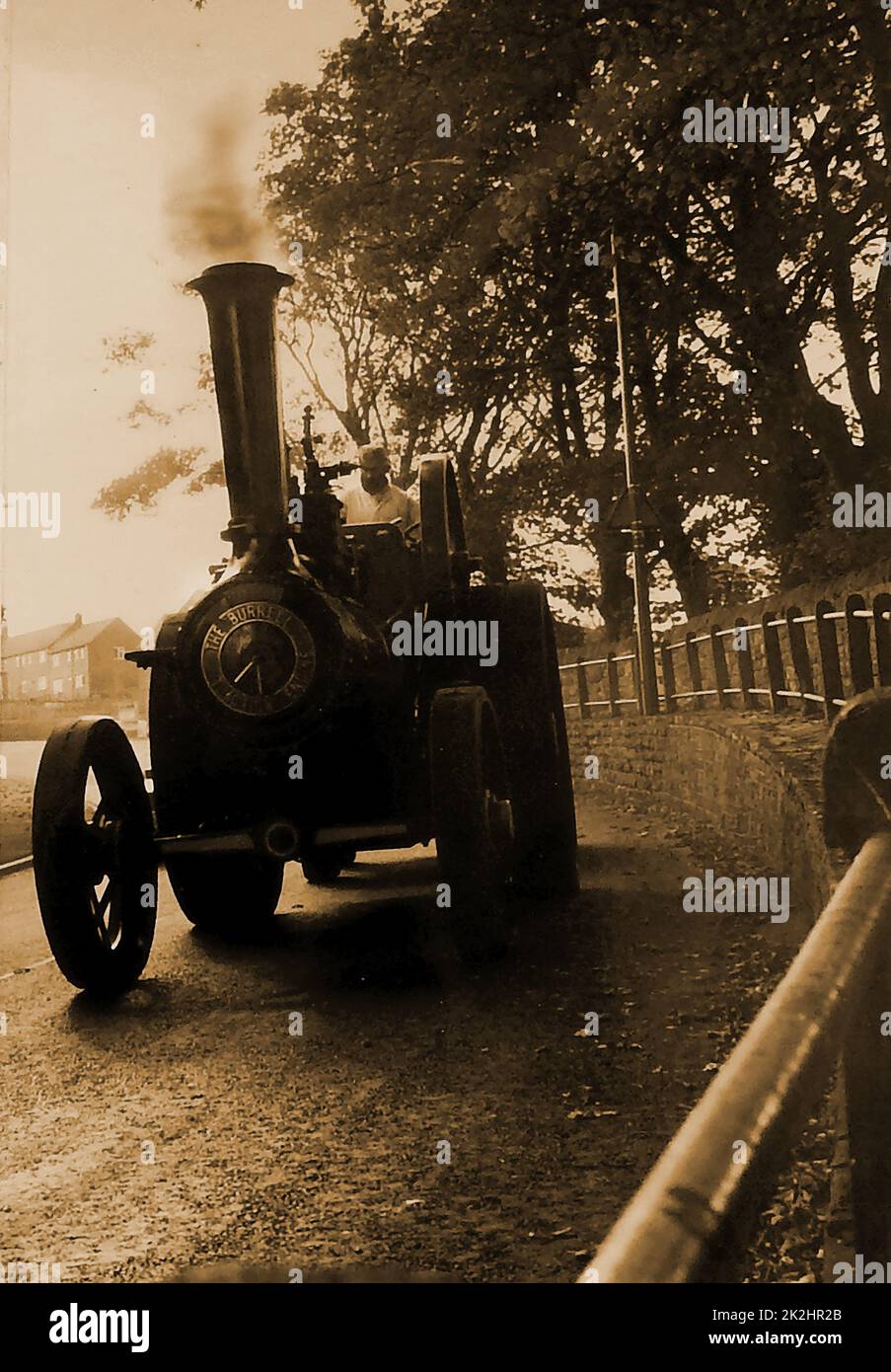 Ein stimmungsvolles altes Foto eines Burrell-Triebwerks in Whitby, Yorkshire, Großbritannien. Charles Burrell & Sons waren Bauherren von Dampfzugmaschinen, Dampflokomotiven, Landmaschinen und Dampftrammaschinen von ihrem Stützpunkt in Thetford, Norfolk und ihren St. Nicholkswerken in Minstergate und der St. Nicholksstraße. Stockfoto