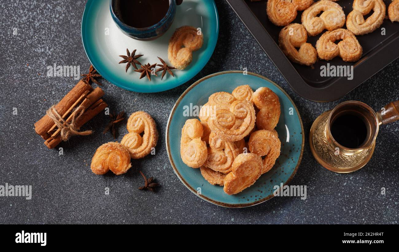Palmier Biscuits - französische Kekse aus Blätterteig, auch Palmblätter, Elefantenohren oder französische Herzen genannt Stockfoto