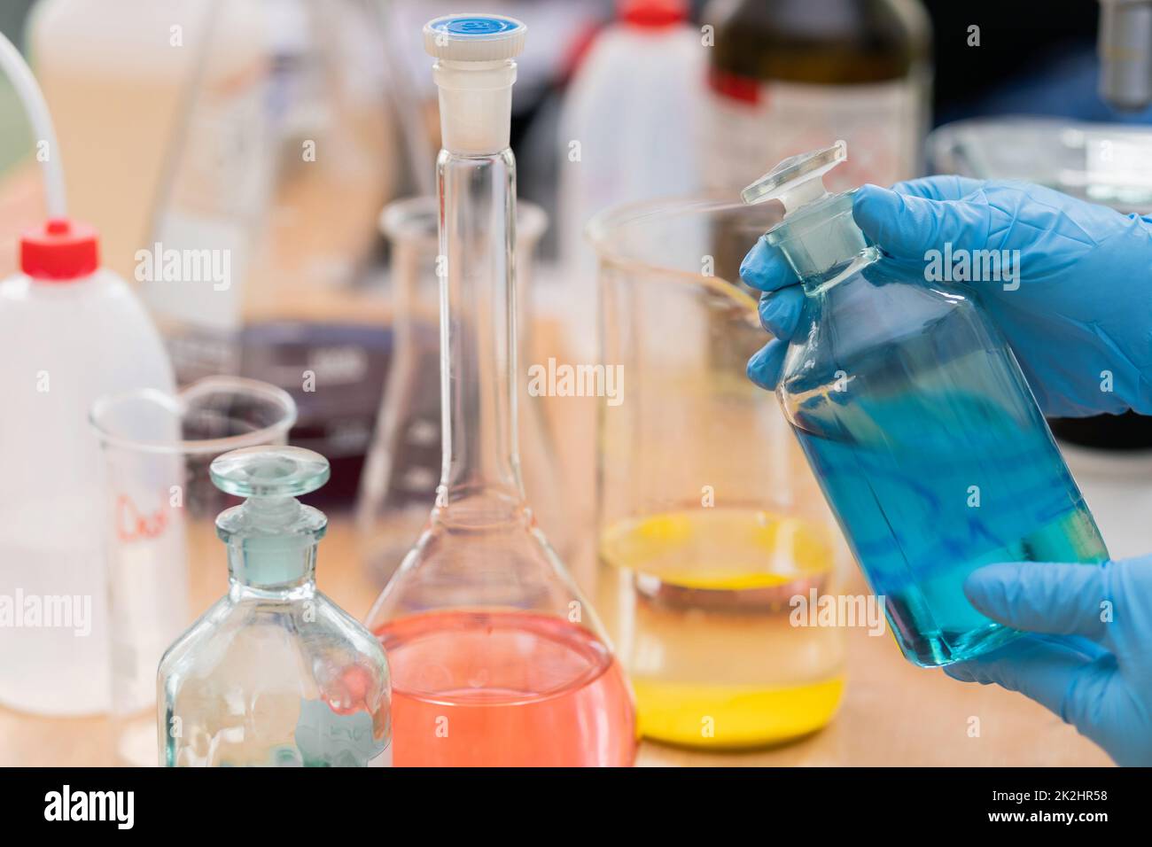 Verschiedene Chemikalienkolben auf dem Tisch Stockfoto