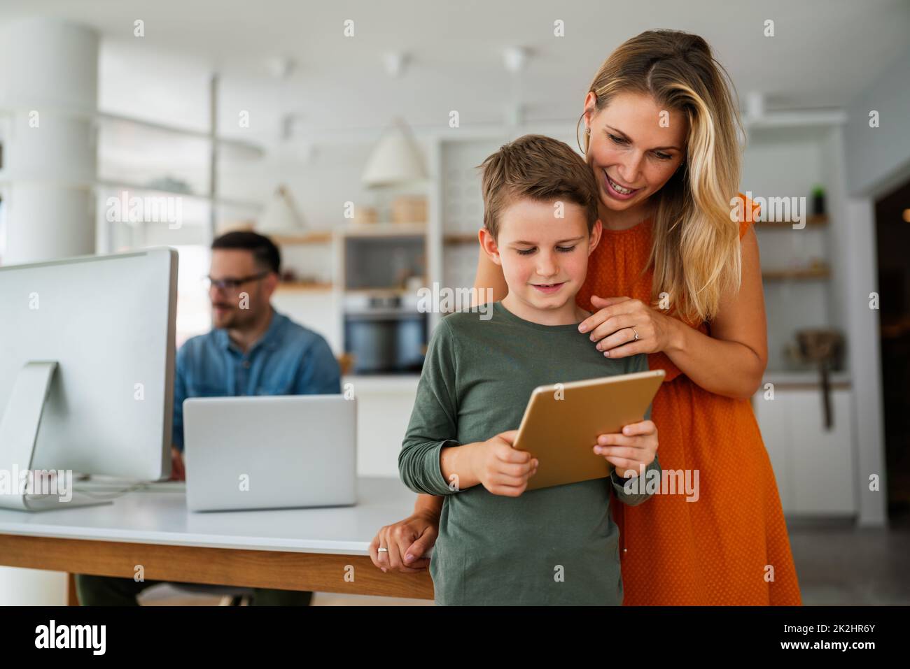 Fernunterricht, Online-Bildung, Home-Work-Konzept. Familie mit digitalen Geräten zu Hause. Stockfoto