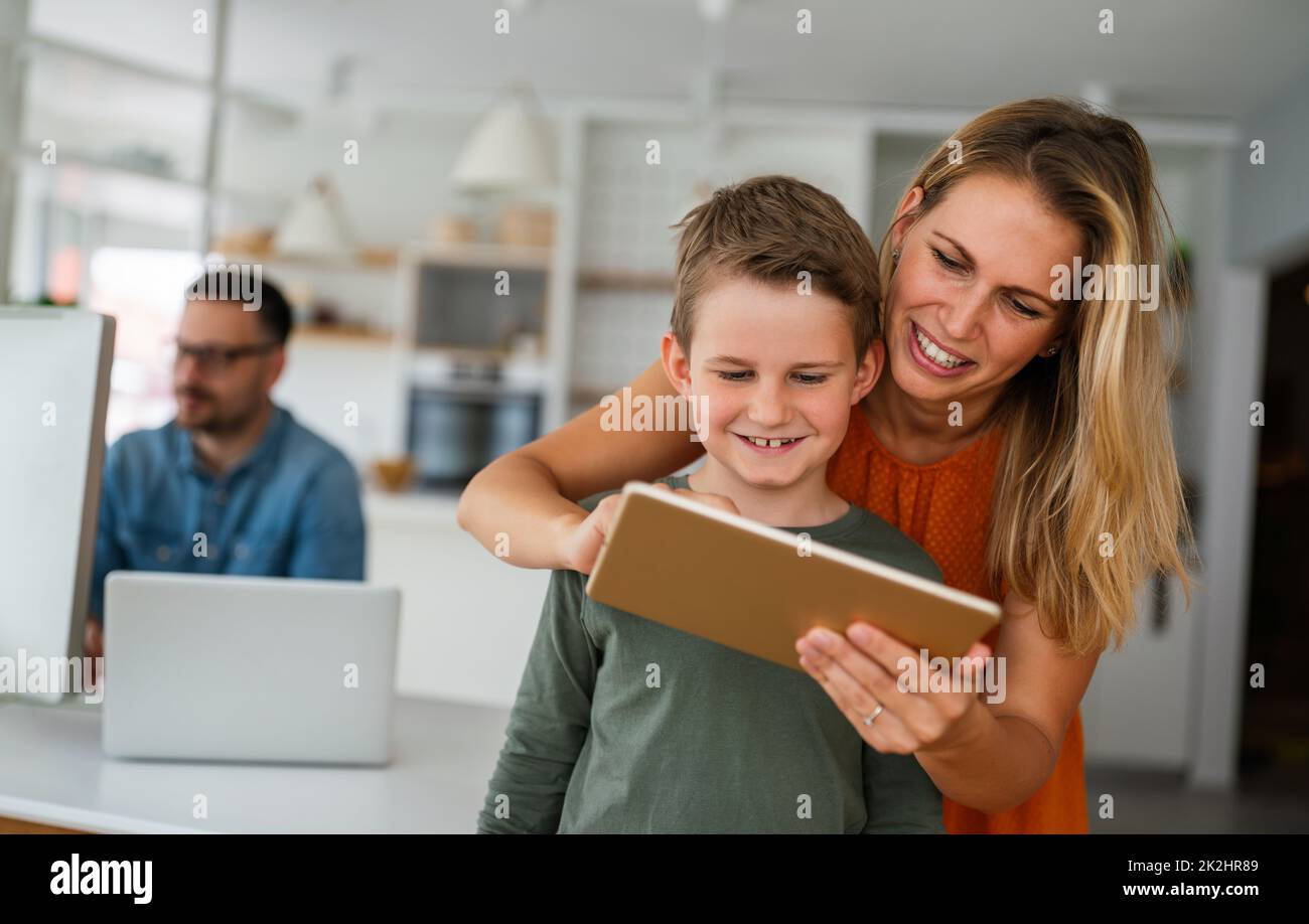 Fernunterricht, Online-Bildung, Home-Work-Konzept. Familie mit digitalen Geräten zu Hause. Stockfoto