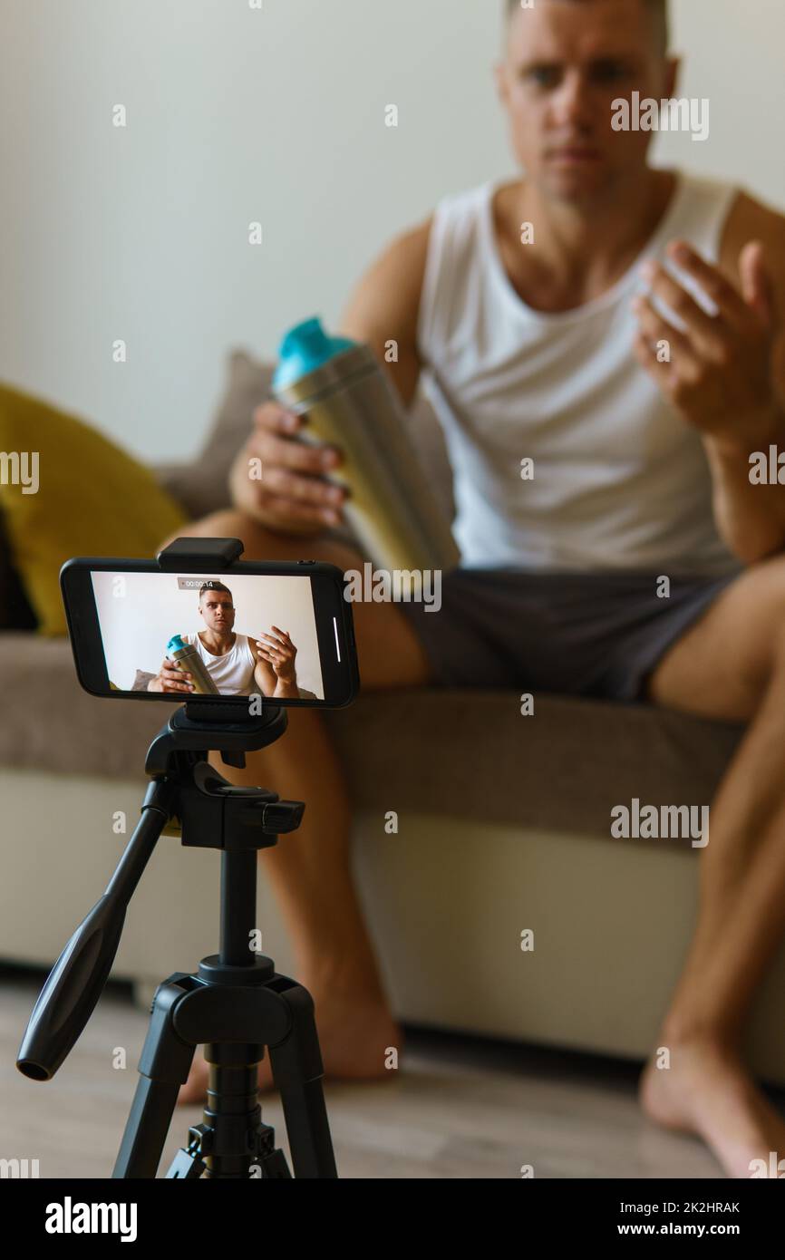 Fitness-Blogger streamen oder aufzeichnen von Videos für seine Abonnenten Stockfoto