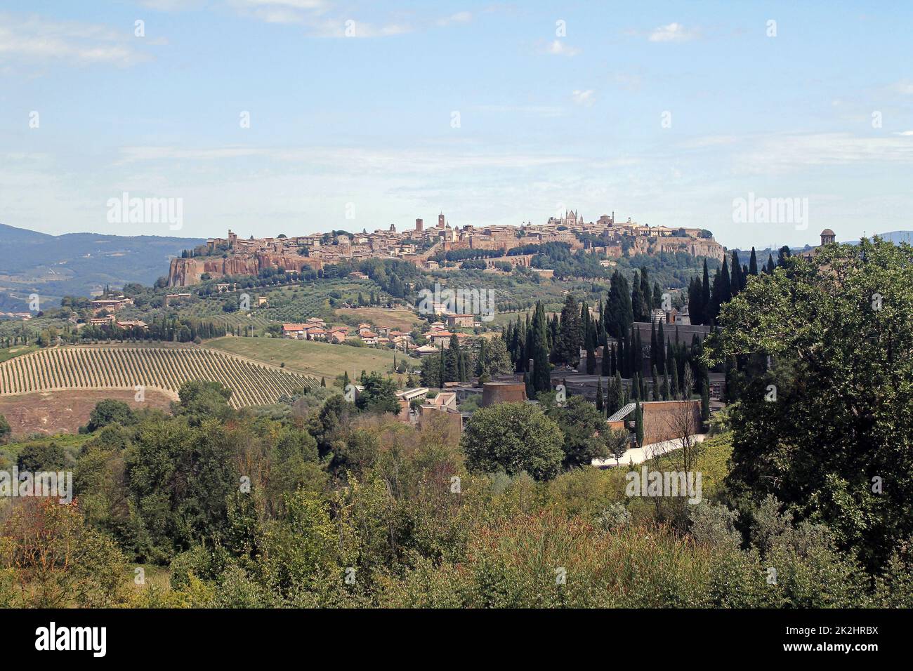 Panoramablick auf die Stadt Orvieto auf einem Hügel Stockfoto