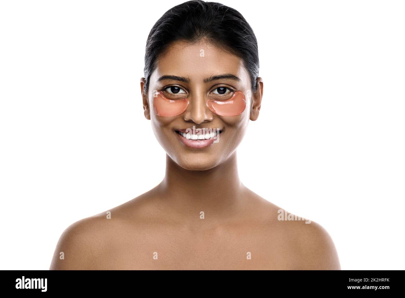 Schöne indische Frau mit feuchtigkeitsspendenden Augenflecken unter ihren Augen Stockfoto