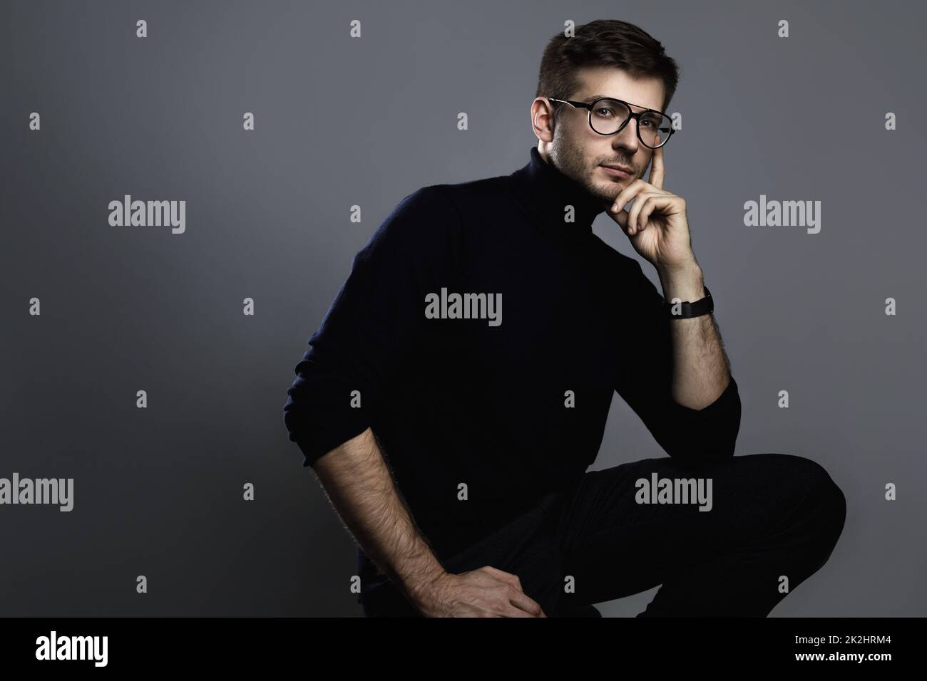 Junger intelligenter Mann mit Rollkragen und Brille Stockfoto