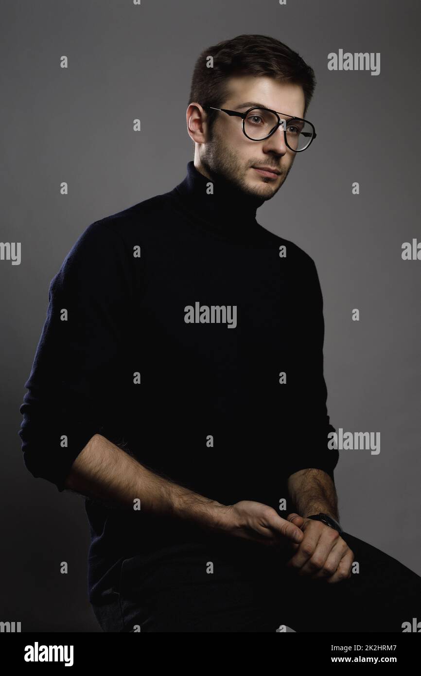 Junger intelligenter Mann mit Rollkragen und Brille Stockfoto