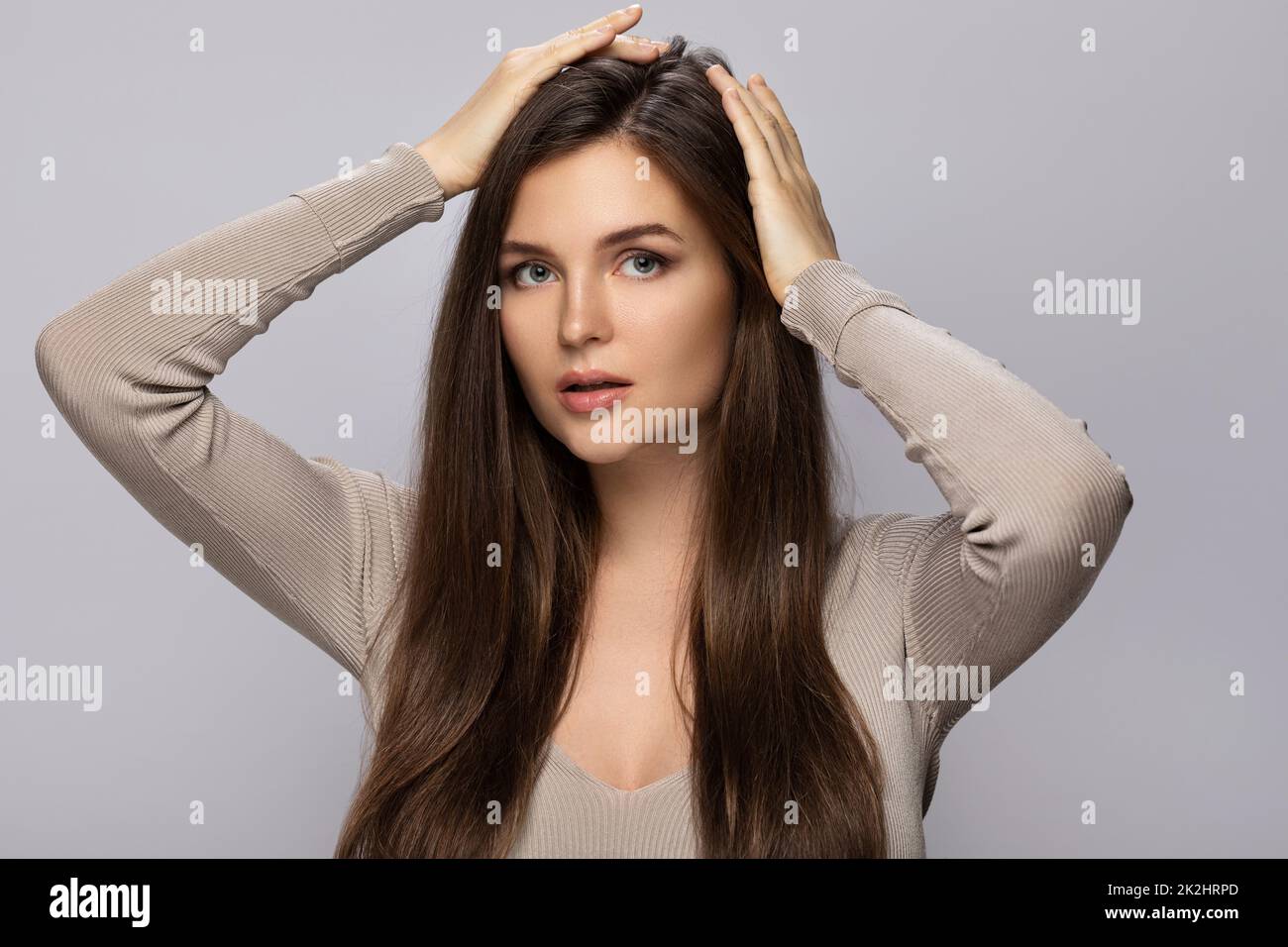 Frau überraschte mit einem schlechten Zustand ihrer Haare Stockfoto