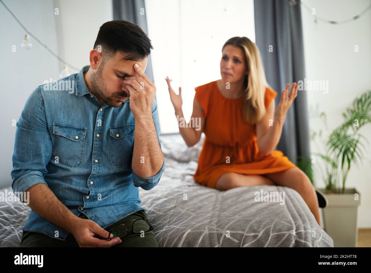 Frustriertes junges Paar, das argumentiert und Eheprobleme hat. Scheidung Konflikt Menschen Konzept Stockfoto