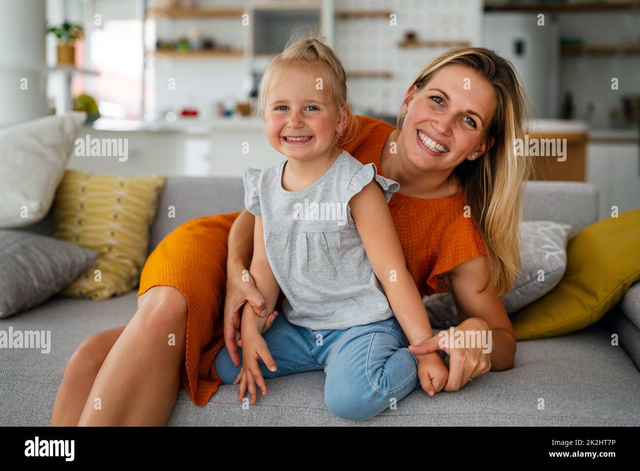 Liebe Familie Elternschaft Kindheit Konzept. Schöne Mutter und ihr Kind spielen zusammen zu Hause Stockfoto