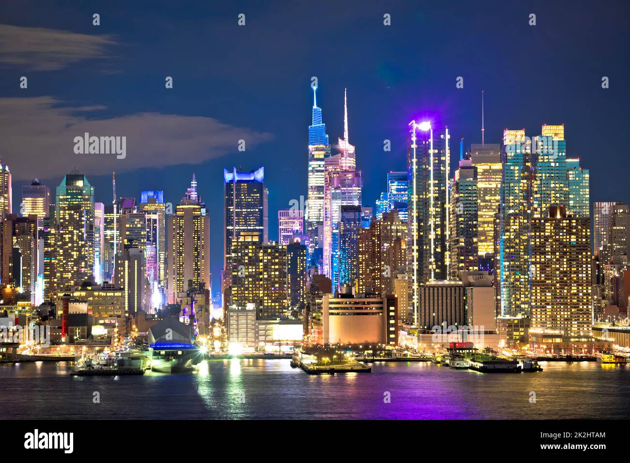 Epische Skyline von New York City mit abendlichem Blick auf das westliche Ufer Stockfoto