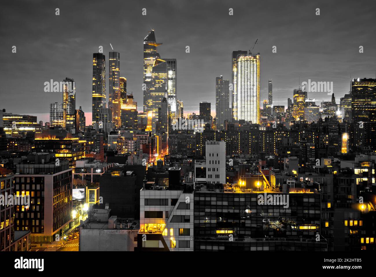 Epische Skyline von New York City in Schwarz und Weiß mit gelben Lichtern bei Nacht Stockfoto