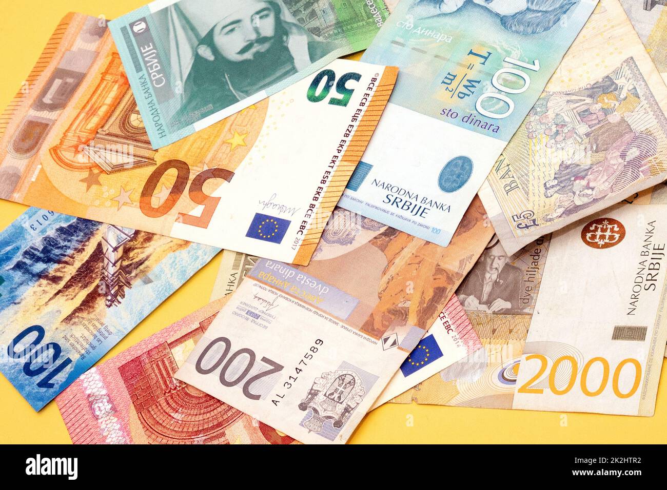 Ein Stapel Banknoten in verschiedenen Währungen Stockfoto