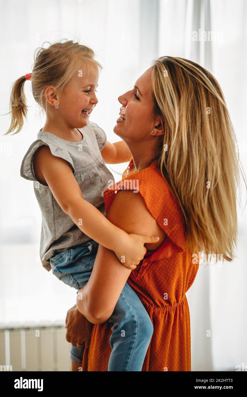 Liebe Familie Elternschaft Kindheit Konzept. Schöne Mutter und ihr Kind spielen zusammen zu Hause Stockfoto