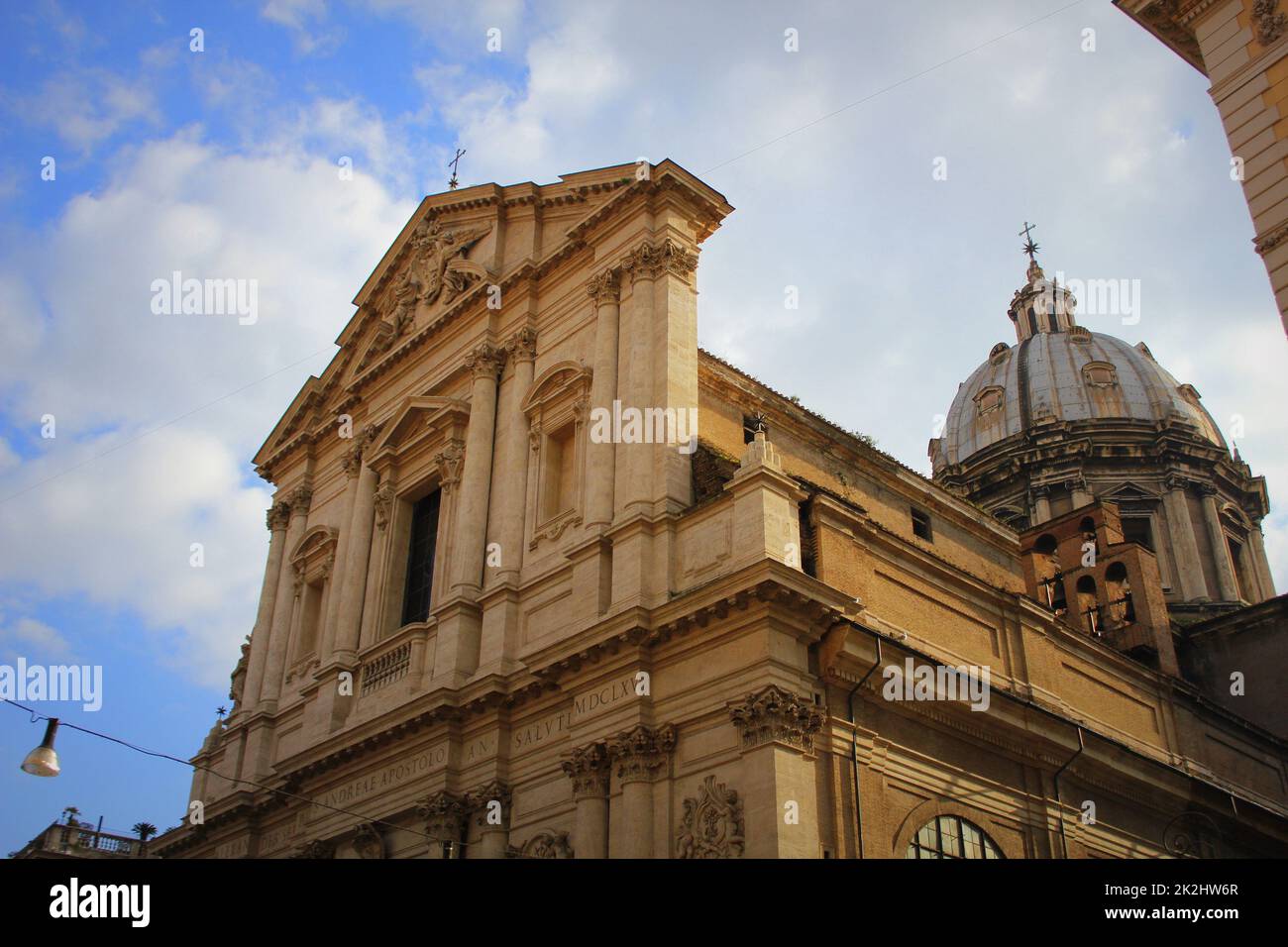 Rom - Das barocke Portal der Kirche Basilica di Sant Andrea Della Valle Stockfoto