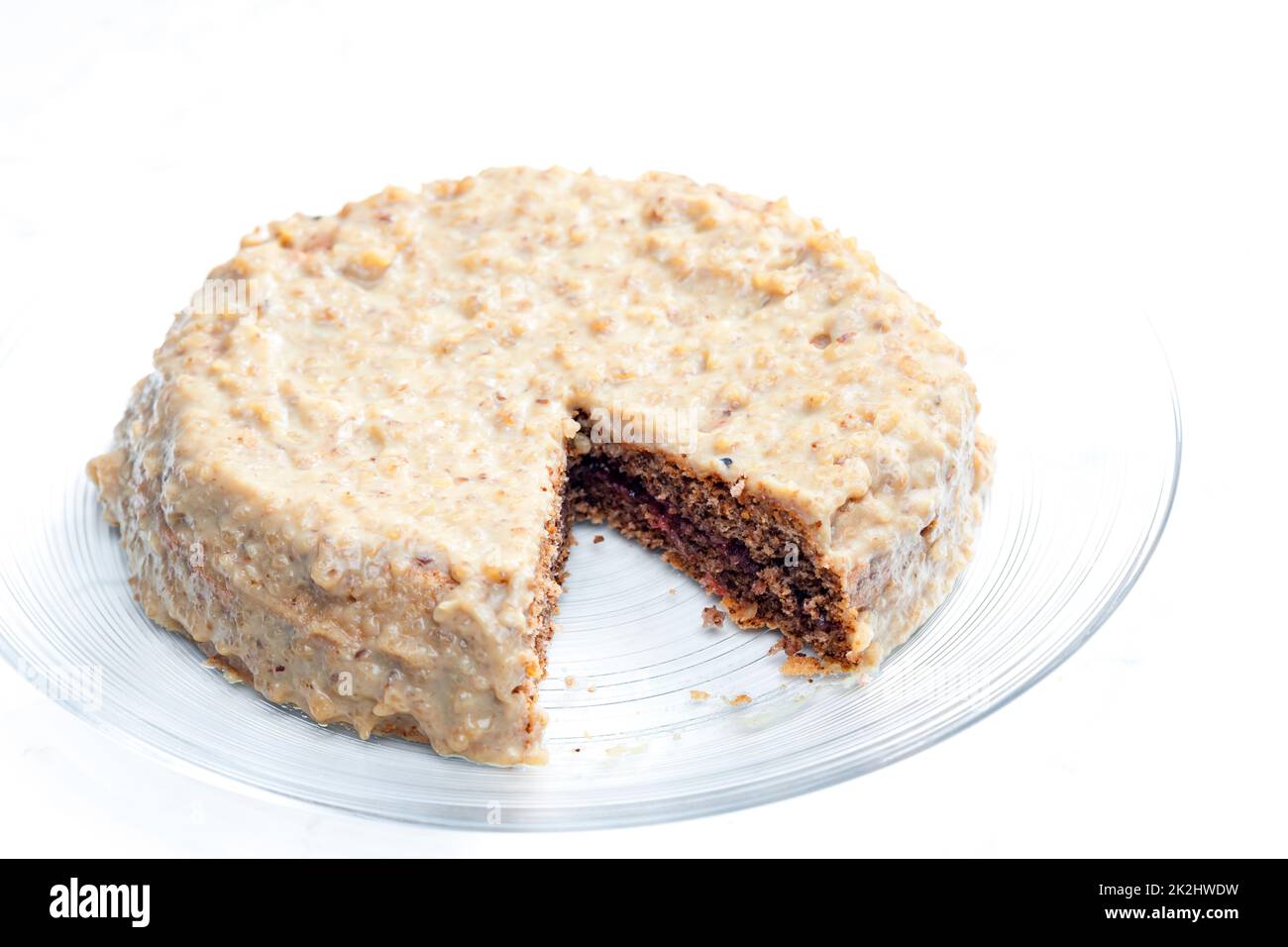 Nusskuchen auf der Glasplatte Stockfoto