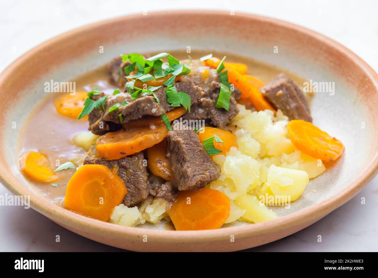 Rinderragout mit Karotten und Kartoffelpüree Stockfoto