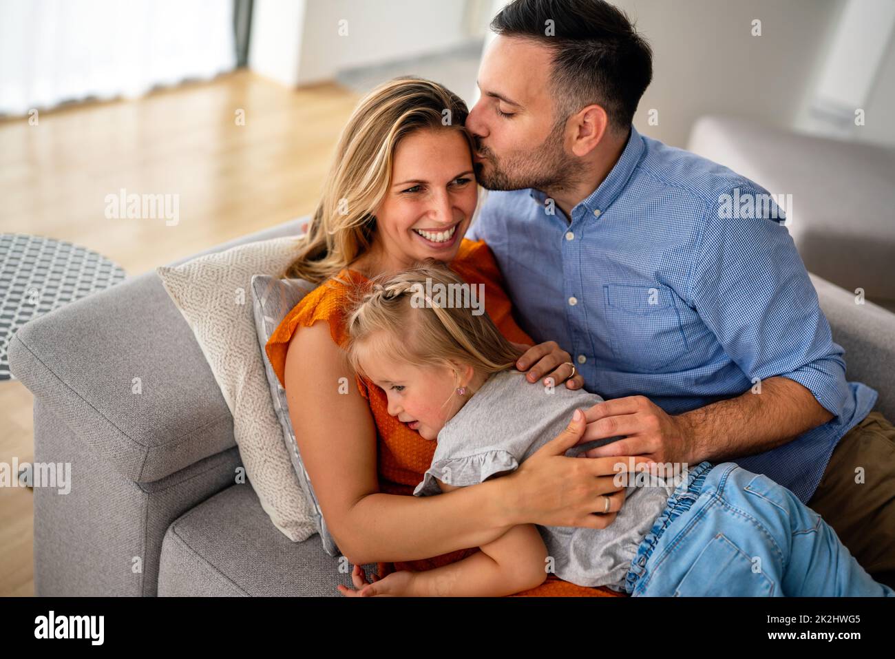 Glückliche Familie zu Hause, die Zeit zusammen verbringt. Menschen Glück Kind Konzept Stockfoto