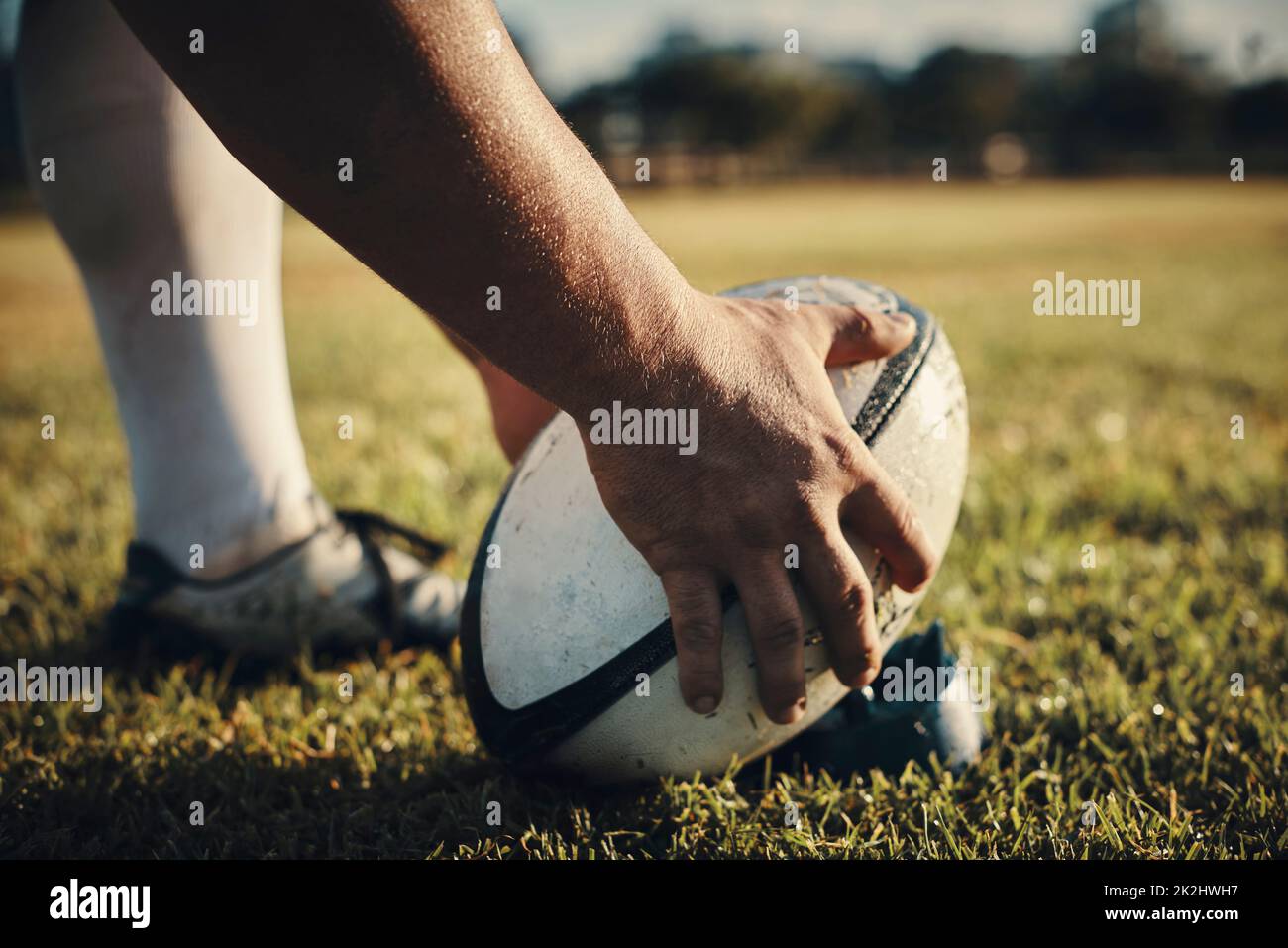 Er ist der Kick Master. Kurzer Schuss eines nicht erkennbaren Rugby-Spielers, der sich tagsüber auf einen Kick auf dem Spielfeld vorbereitet. Stockfoto