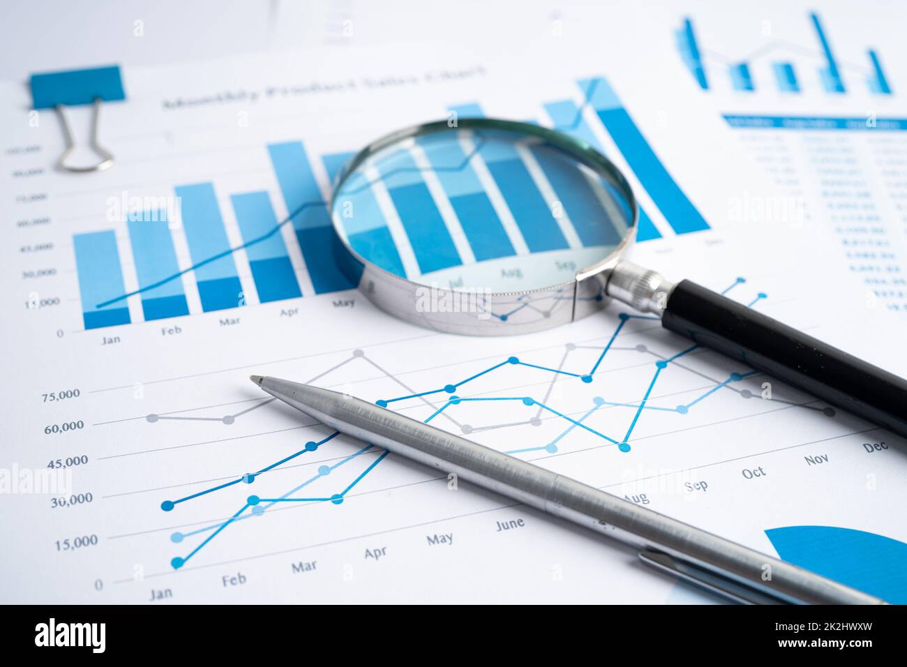 Vergrößerungsglas auf Karten Grafiken Papier. Finanzentwicklung, Bankkonto, Statistiken, Investment Analytic Research Data Economy, Börsenhandel, Geschäftsbüro Unternehmensmeeting-Konzept. Stockfoto