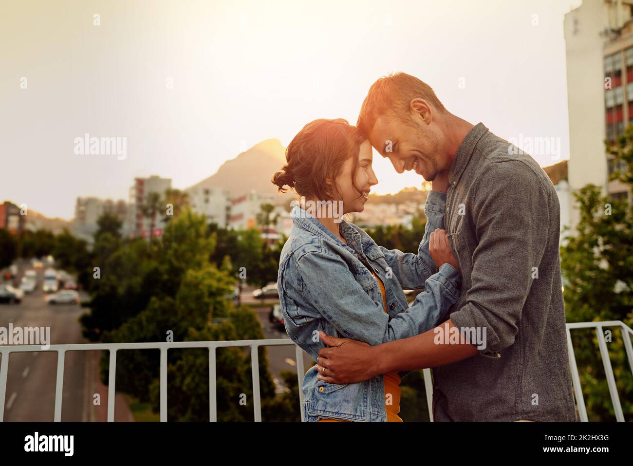 Mein Herz gehört dir. Aufnahme eines glücklichen jungen Paares, das einen romantischen Moment in der Stadt genießt. Stockfoto