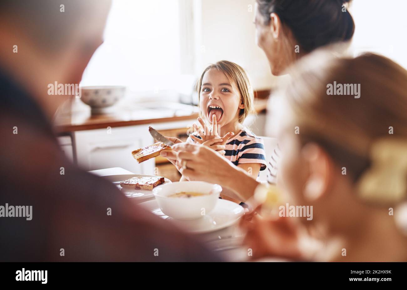 Es leckt gut mit den Fingern. Eine kurze Aufnahme einer Familie, die zusammen frühstücken geht. Stockfoto