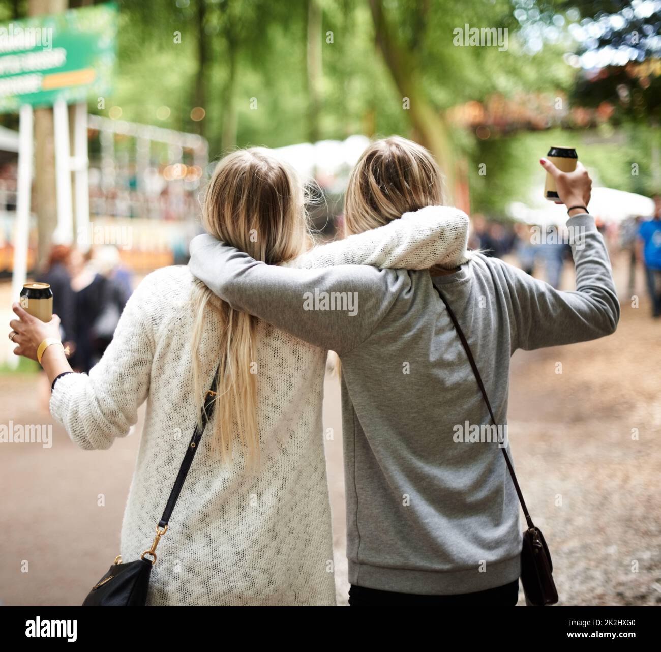 Spaß mit meinem besten Freund. Zwei Freunde haben Spaß auf einem Festival. Stockfoto