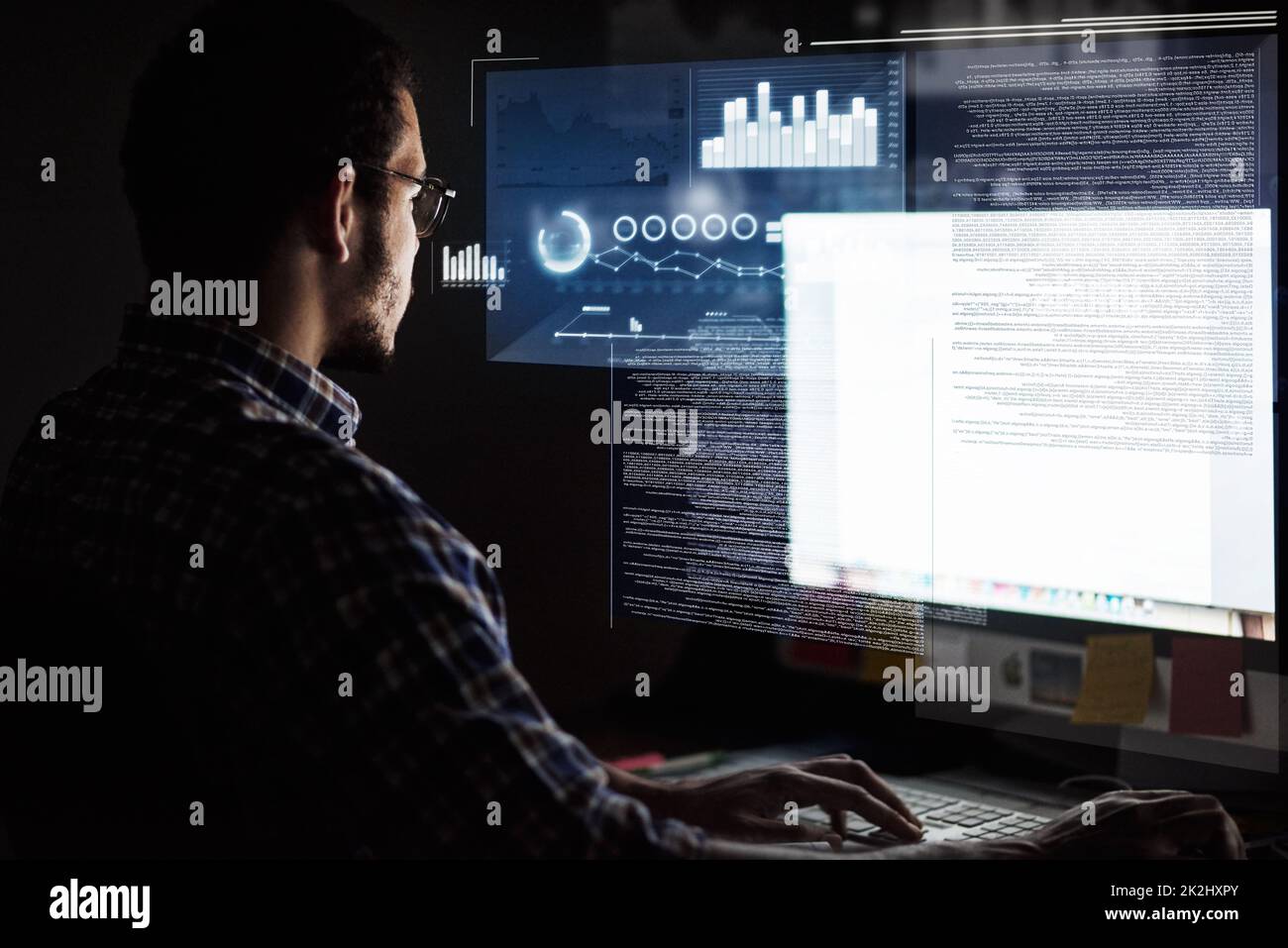 Codierung wird ausgeführt. Ausgeschnittene Aufnahme eines jungen Computerprogrammierers, der Daten durchschaut. Stockfoto