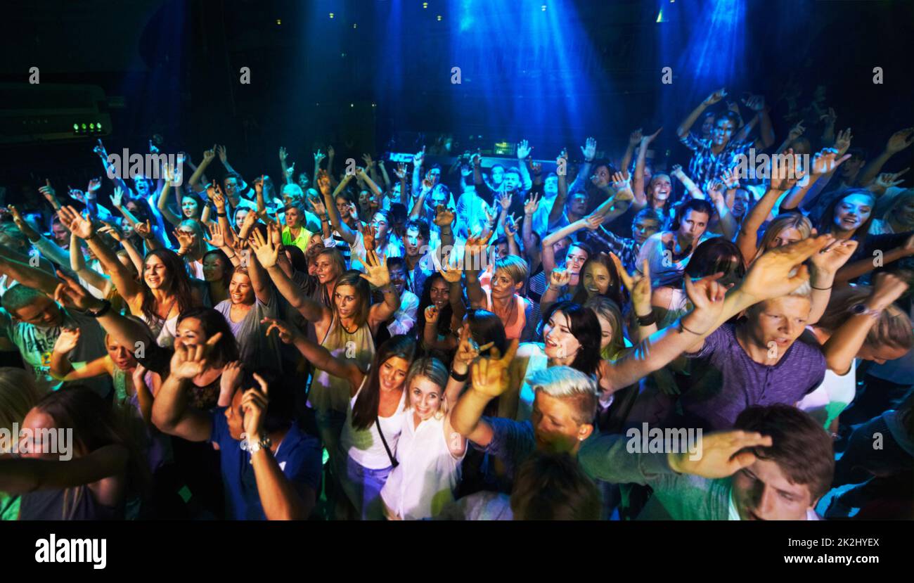 Genießen Sie jeden Song, den die Band spielt. Aufnahme einer großen Menschenmenge bei einem Musikkonzert. Stockfoto