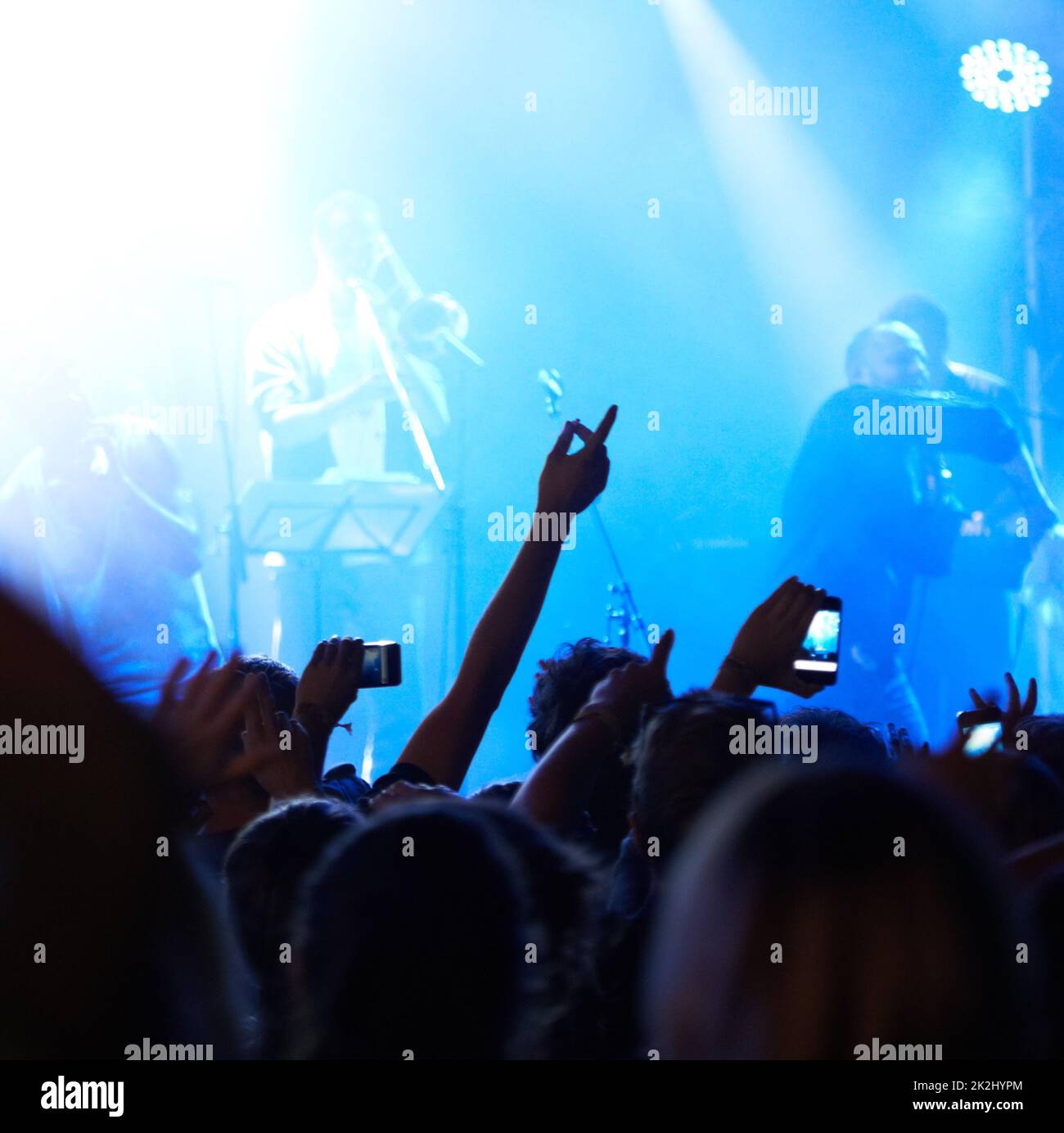 Die Erinnerungen halten. Rückblick auf ein Publikum mit erhobenen Händen auf einem Musikfestival. Stockfoto