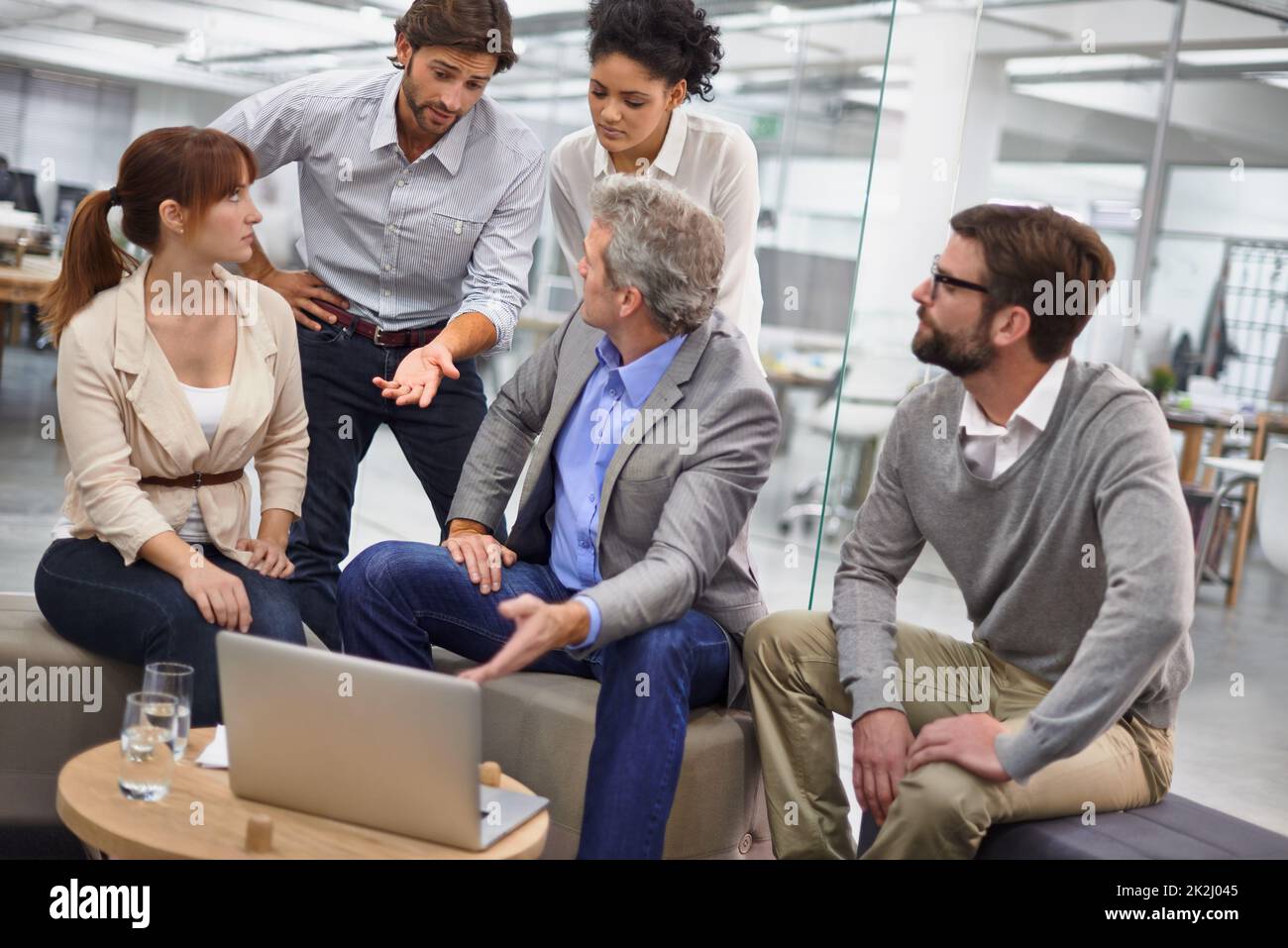 Was für ein Team. Porträt einer vielfältigen Gruppe von Büroprofis. Stockfoto