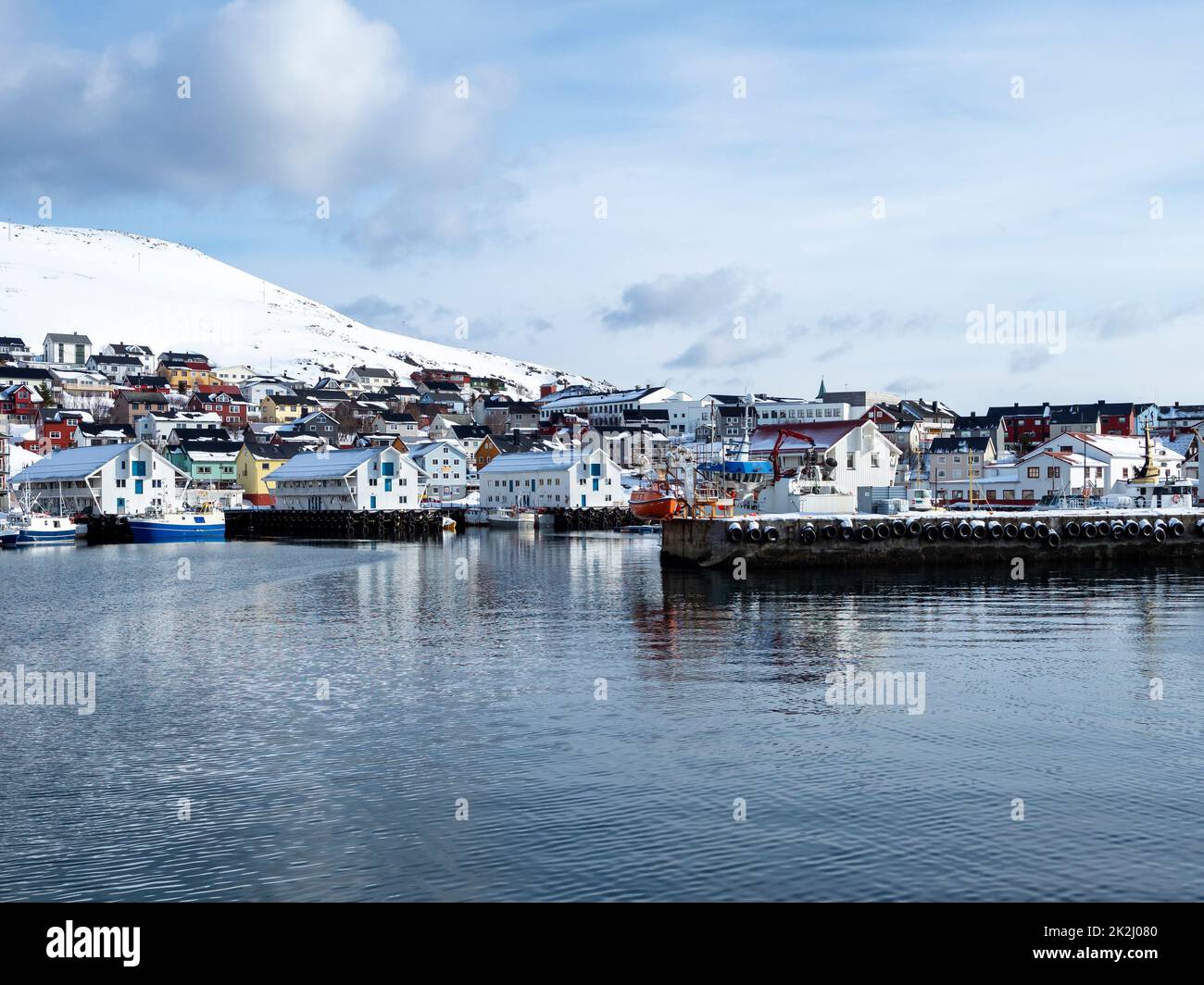Honningsvag, Norwegen, im Winter mit schneebedeckten Bergen Stockfoto