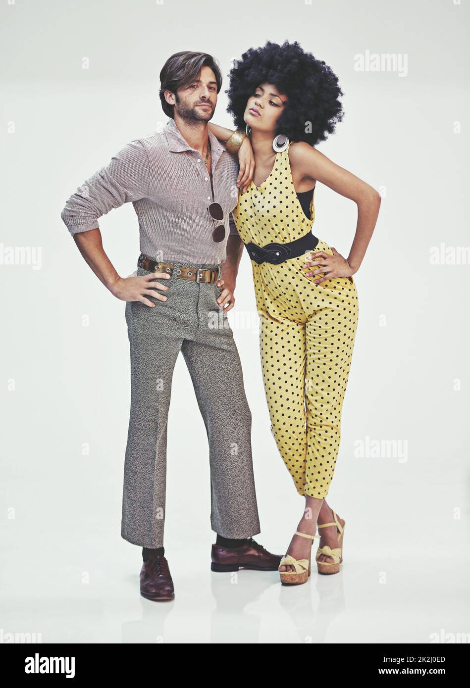 Retro-Romantik. Ein attraktives junges Paar, das in Retro-70s-Kleidung zusammensteht. Stockfoto