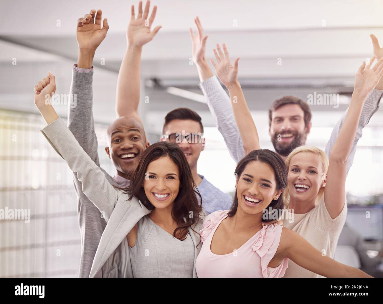 Triff das Dream Team. Beschnittenes Porträt eines enthusiastischen Geschäftsteams, das mit erhobenen Armen steht. Stockfoto