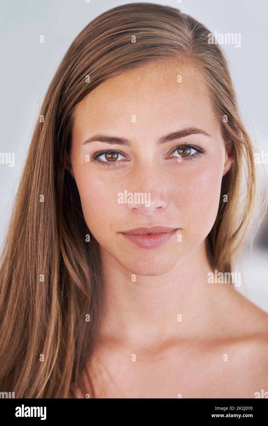 Elegante und seidige Schlösser. Nahaufnahme einer hübschen Frau mit langen, geraden Haaren. Stockfoto