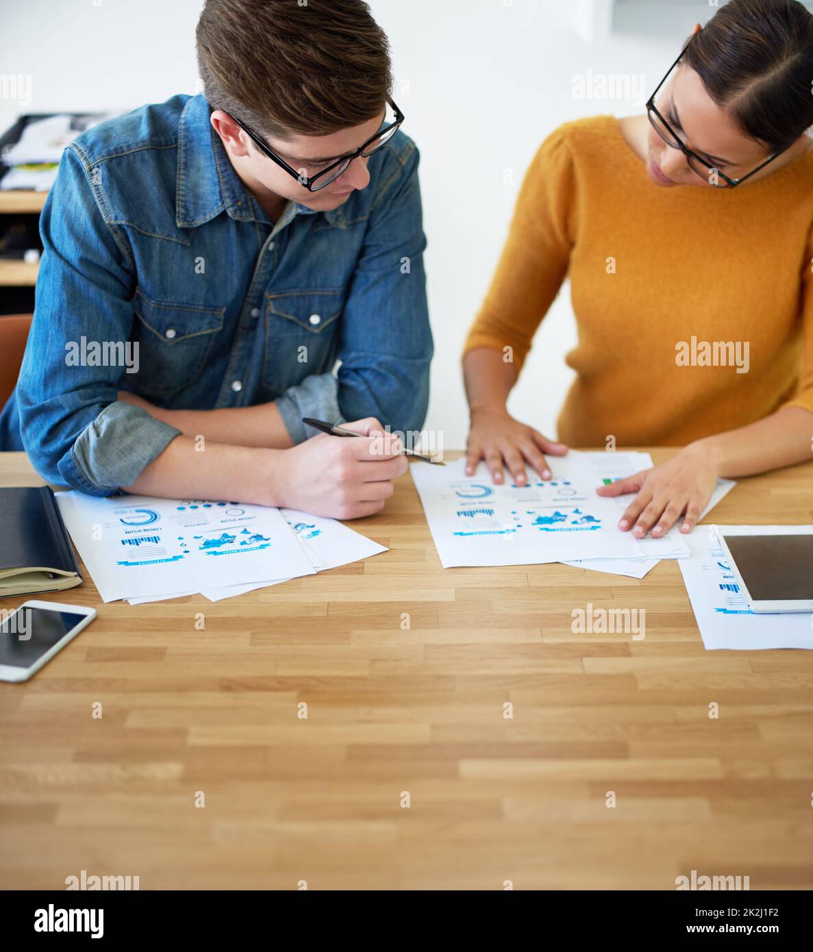 Zusammenarbeit bei einem neuen Design. Aufnahme von zwei Kollegen, die gemeinsam an einem kreativen Projekt arbeiten. Stockfoto