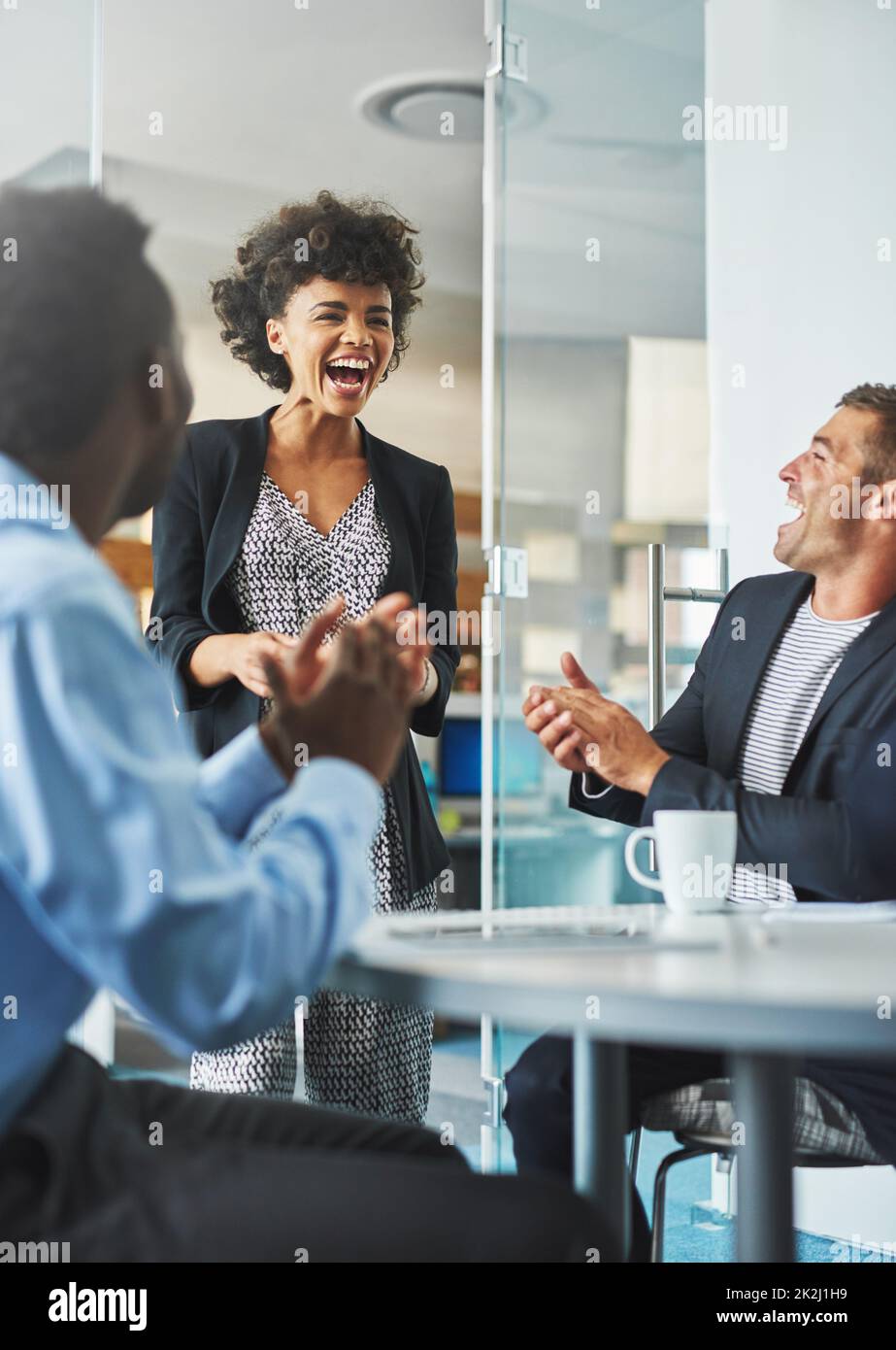Lachen am Arbeitsplatz fördert Positivität und Produktivität Stockfoto