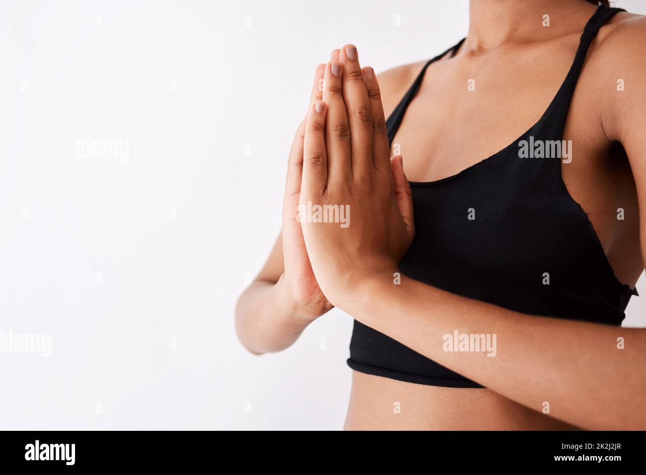 Frieden ist eine Yoga-Sitzung entfernt. Aufnahme einer nicht erkennbaren Frau, die mit ihren Händen vor weißem Hintergrund posiert. Stockfoto