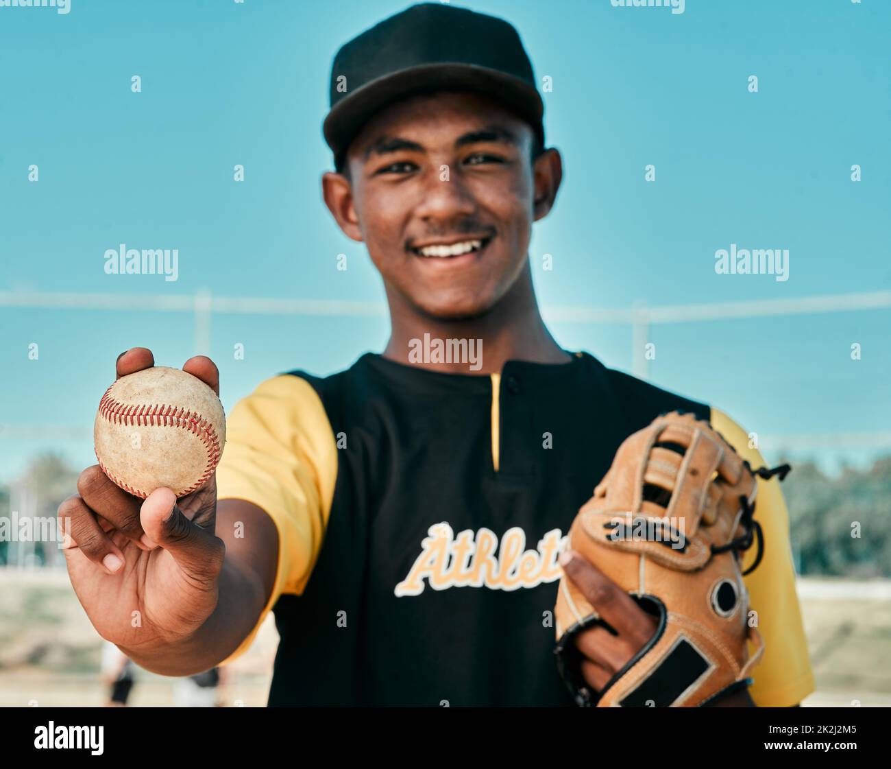 Baseballspiele sind meine erste Wahl. Aufnahme eines jungen Baseballspielers, der einen Baseballhandschuh trägt und einen Ball hält. Stockfoto