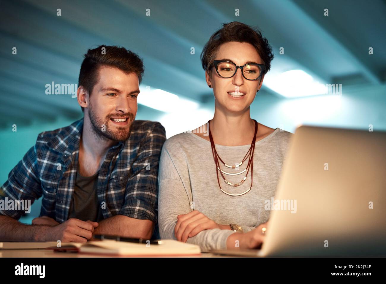 Zwei Köpfe sind immer besser als einer. Aufnahme von Kollegen, die spät im Büro arbeiten. Stockfoto