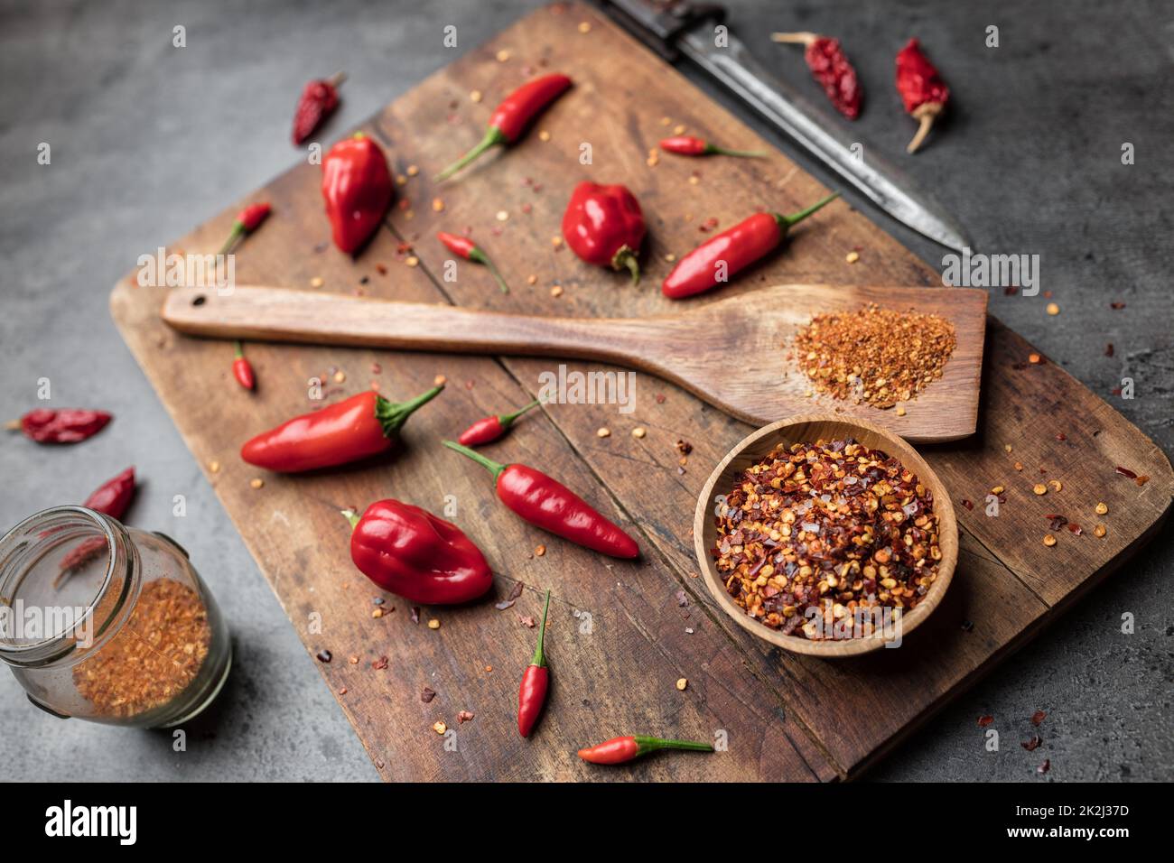 Auswahl an frischen und getrockneten Chili-Paprika Stockfoto