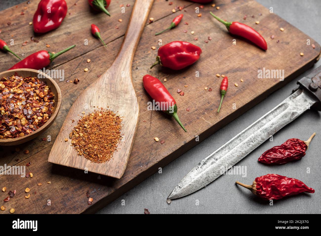 Auswahl an frischen und getrockneten Chili-Paprika Stockfoto