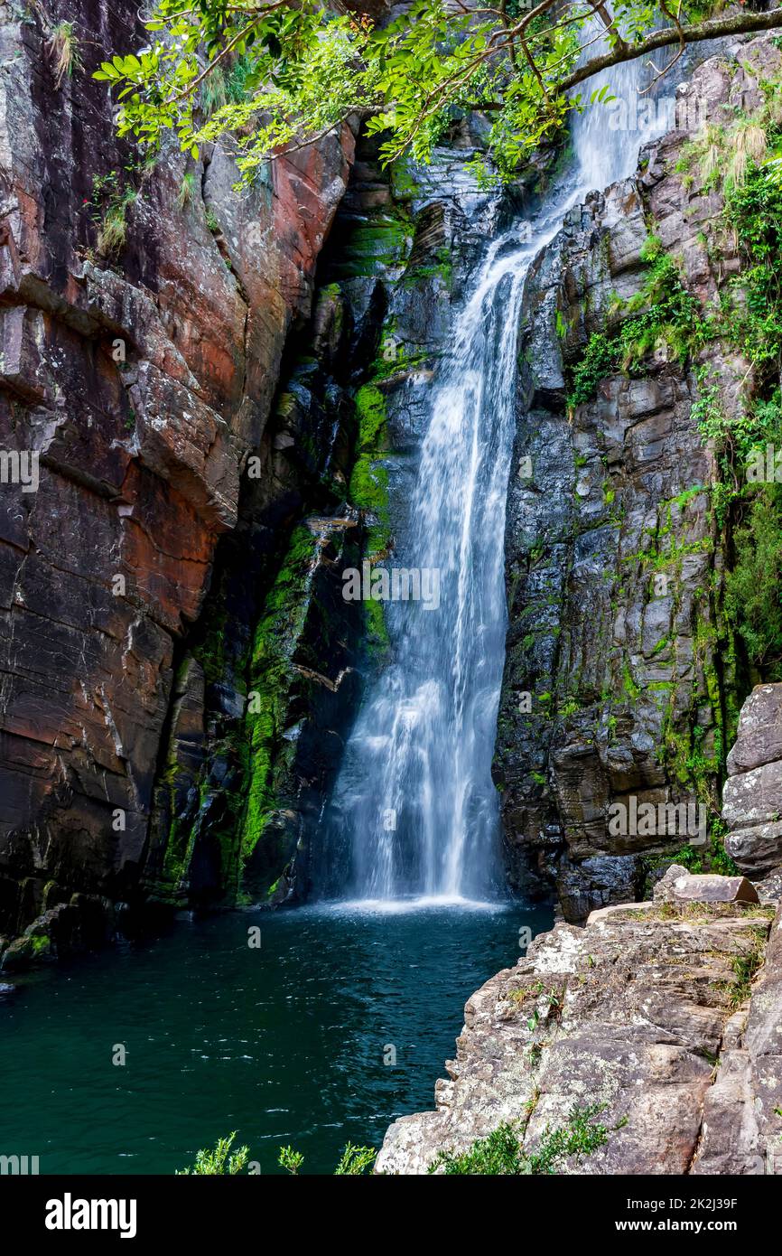 Gewässer des Wasserfalls VEU da Noiva zwischen moosbedeckten Felsen und der Vegetation Stockfoto