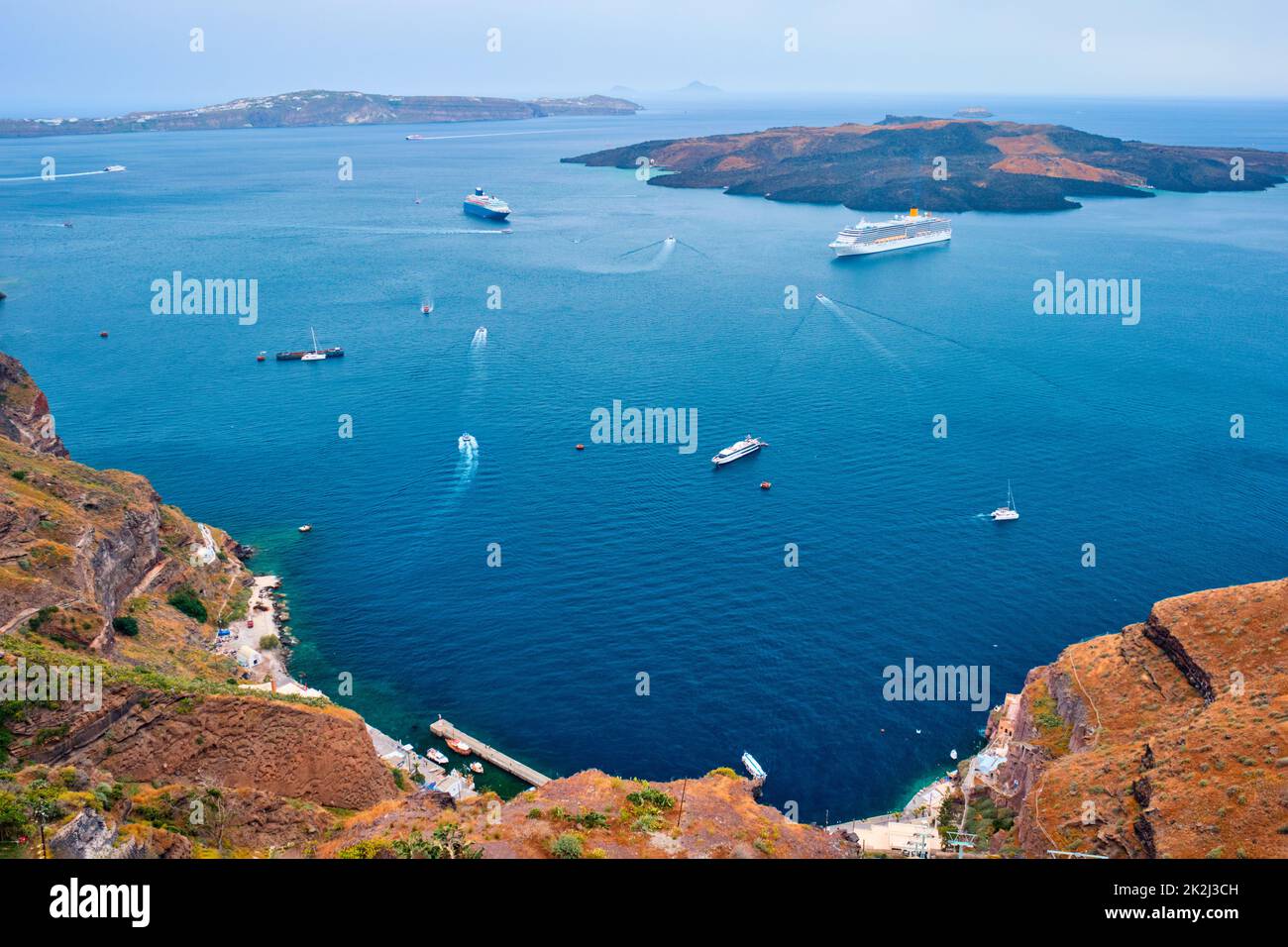 Kreuzfahrtschiffe und Touristenboote im Meer Stockfoto