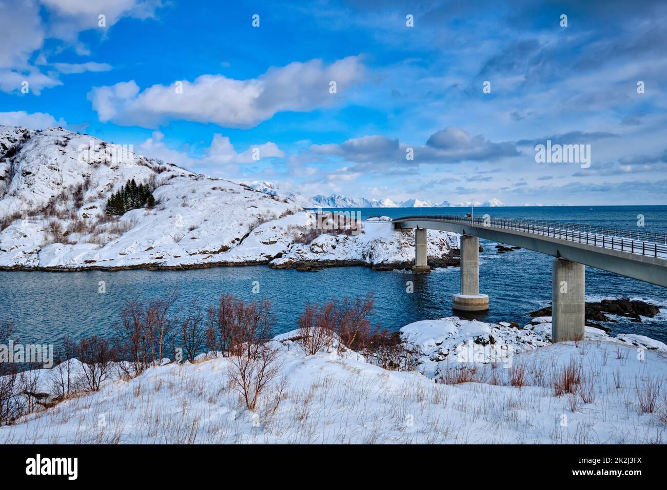 Djupfjordbrua djupfjord Brücke im Winter. Lofoten, Norwegen Stockfoto
